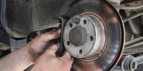 小万教你看车龄更换汽车配件